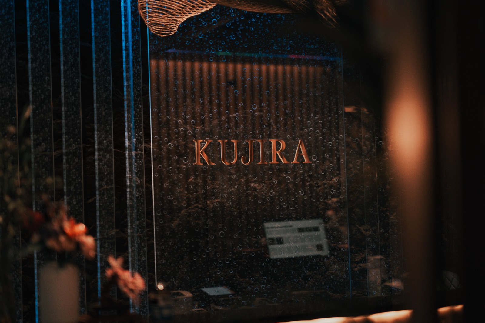 Logo Kujira in ottone su vetro texturizzato